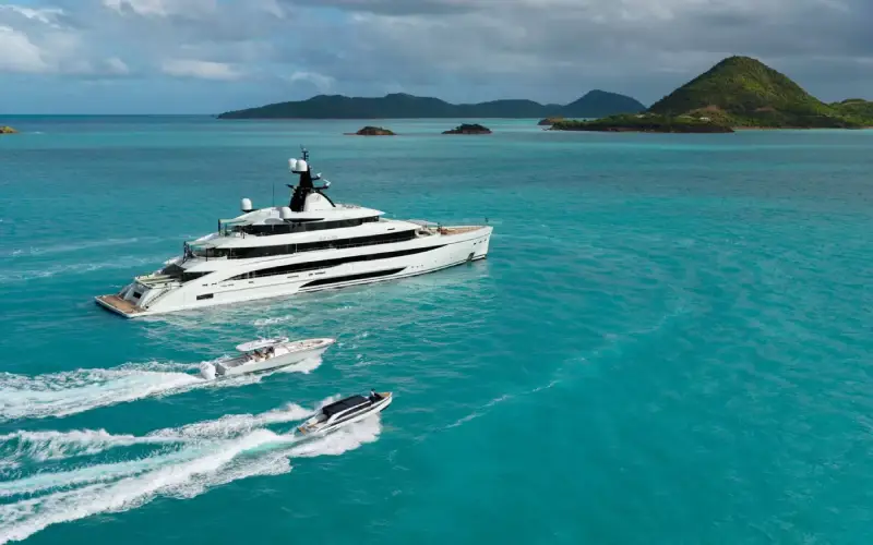 CRN Amor &agrave; Vida 6-Deck Hybrid Superyacht