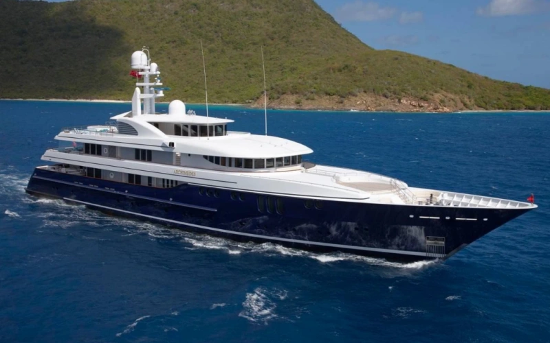 Heesen vs Feadship Yachts